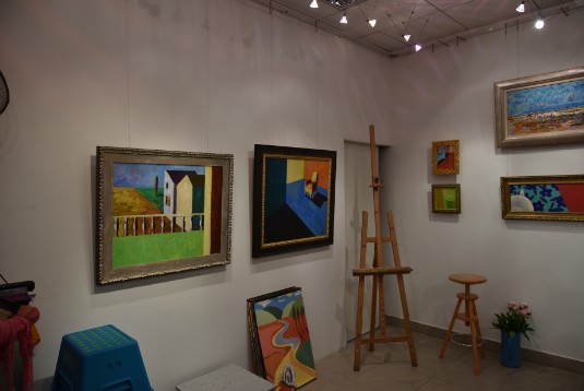 oprawione obrazy na wystawie